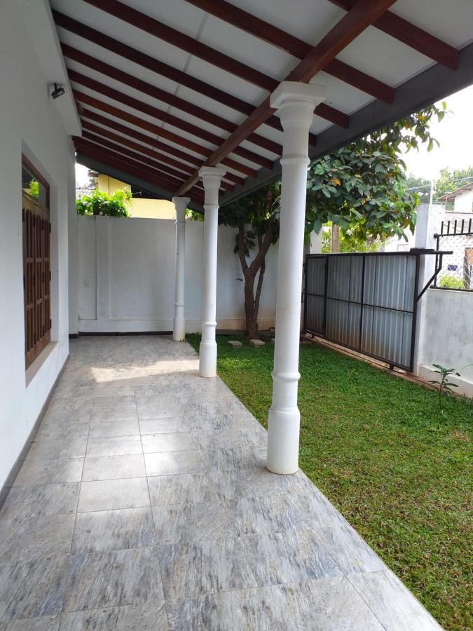 Mangohut Joy Appartement Anuradhapura Buitenkant foto