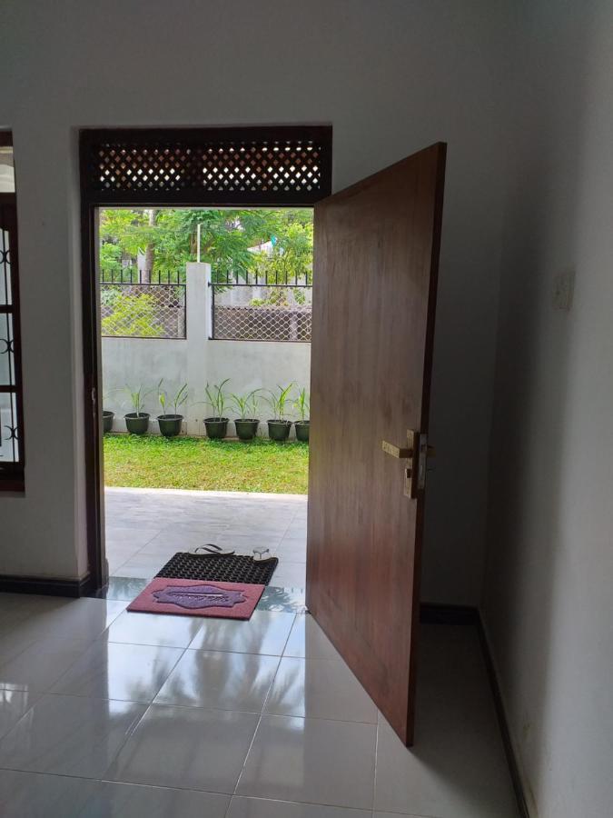Mangohut Joy Appartement Anuradhapura Buitenkant foto