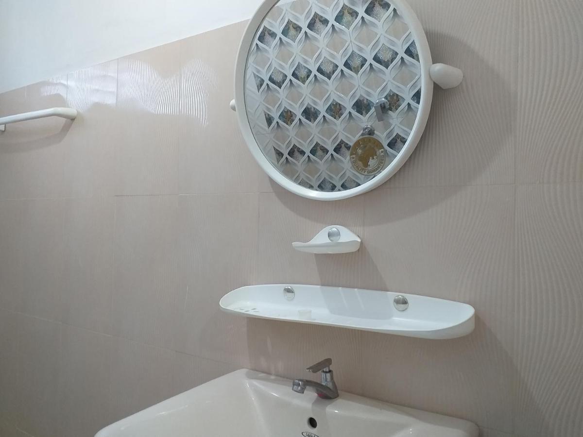Mangohut Joy Appartement Anuradhapura Buitenkant foto