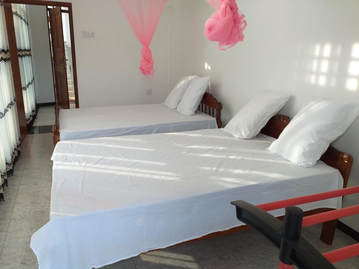 Mangohut Joy Appartement Anuradhapura Buitenkant foto